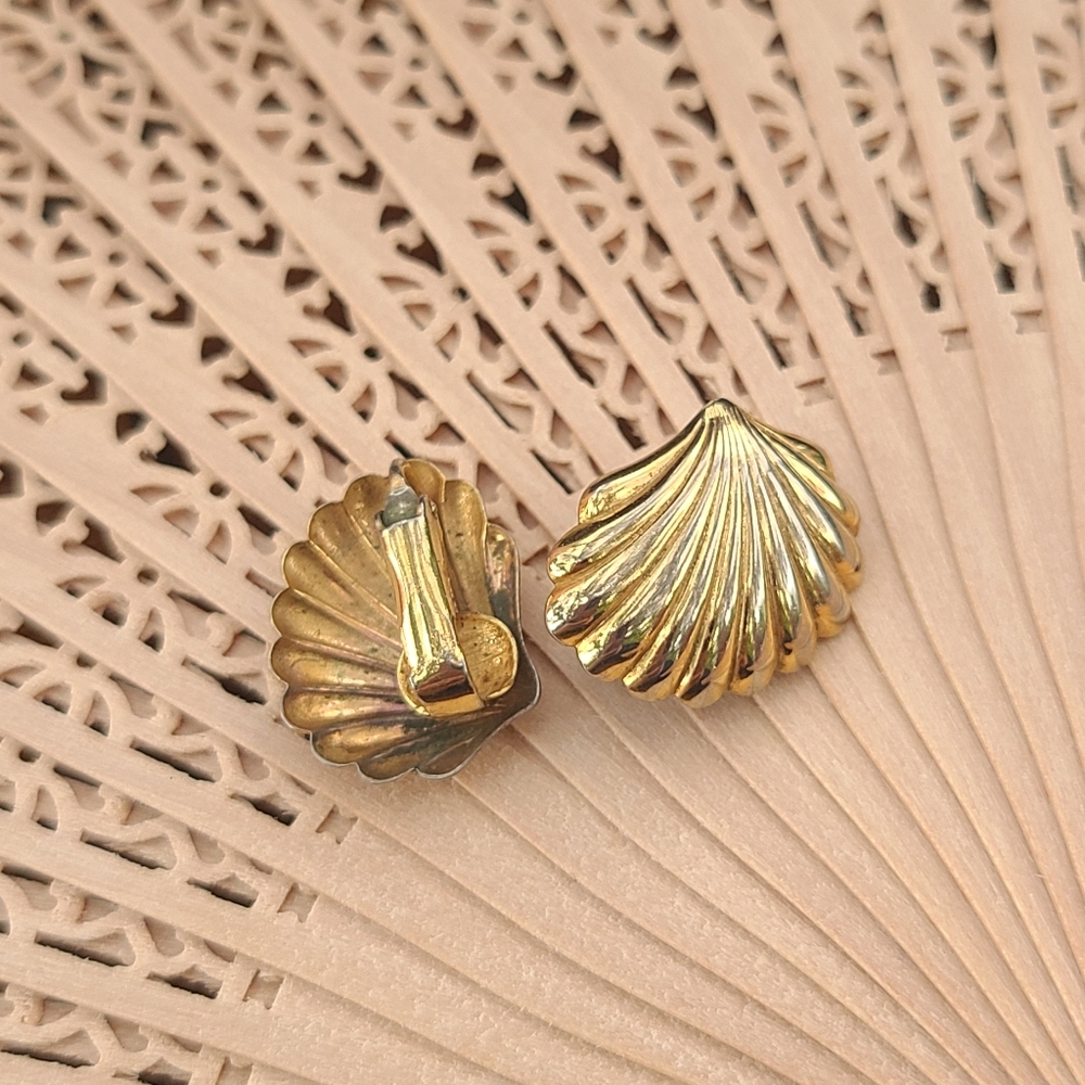 Vintage Clip on Earrings - Picture 2 of 7